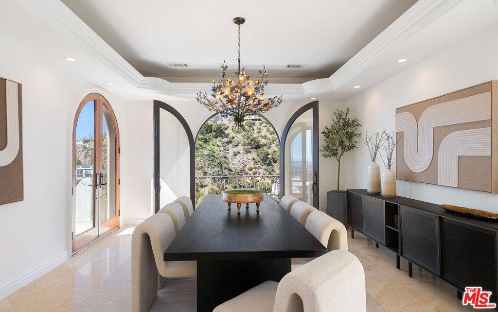 Los Angeles, CA 90046,8027 Floral AVE