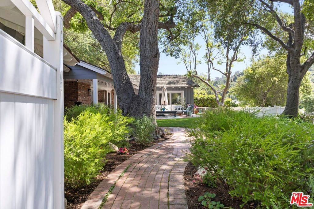 Sherman Oaks, CA 91403,15601 Woodfield PL