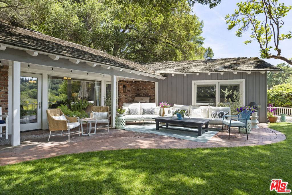 Sherman Oaks, CA 91403,15601 Woodfield PL