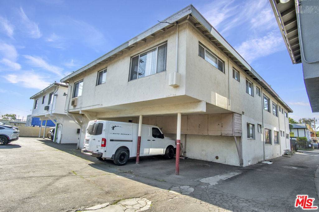 Van Nuys, CA 91401,14216 Calvert ST