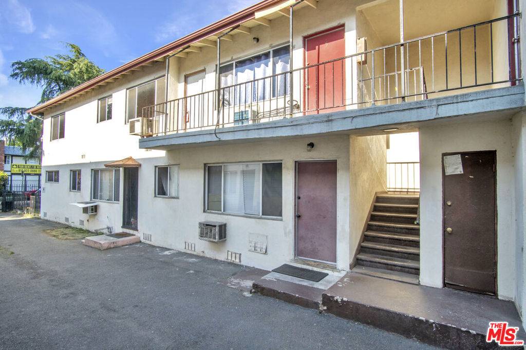 Van Nuys, CA 91401,14216 Calvert ST