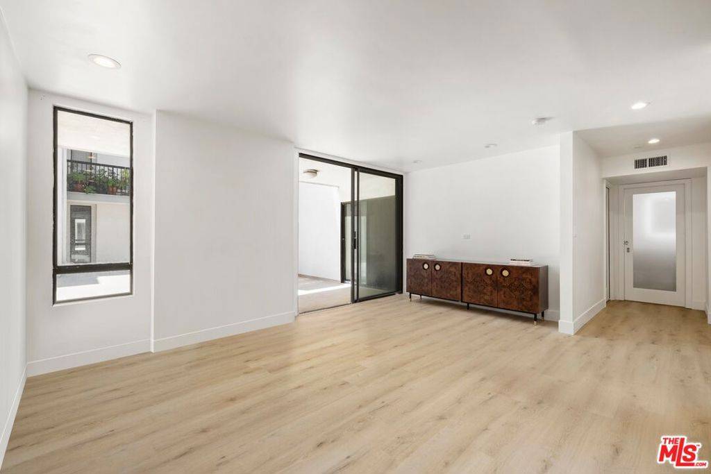 West Hollywood, CA 90069,906 N Doheny DR #304