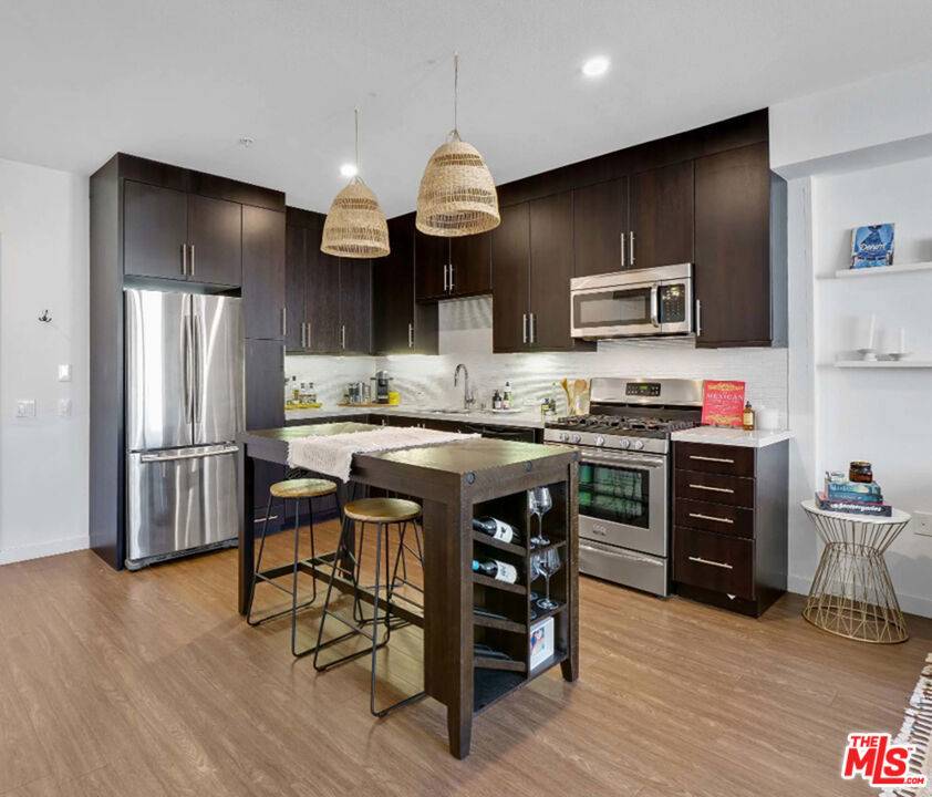 Los Angeles, CA 90038,5825 Camerford #306