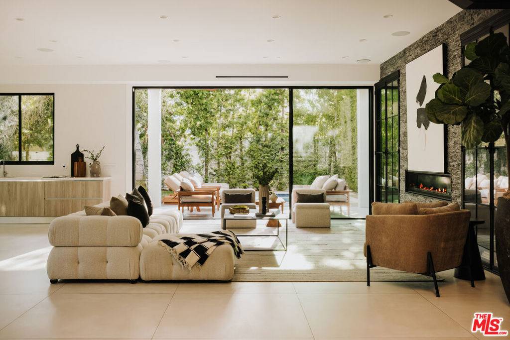 Los Angeles, CA 90036,345 N Vista ST