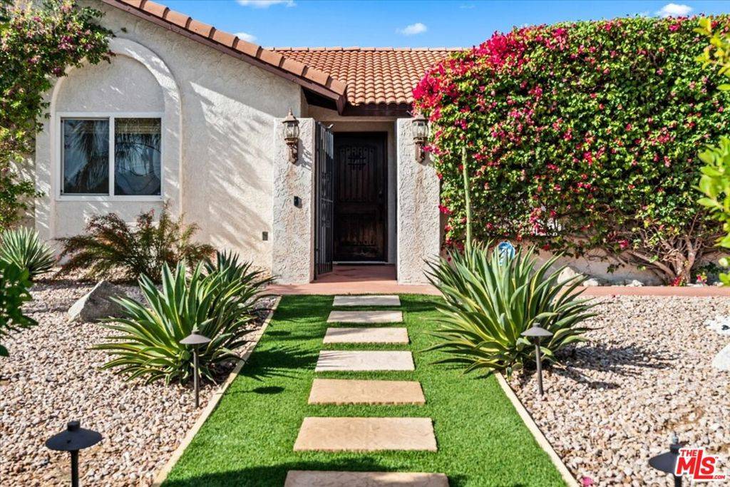 2011 N San Antonio RD Palm Springs, CA 92262
