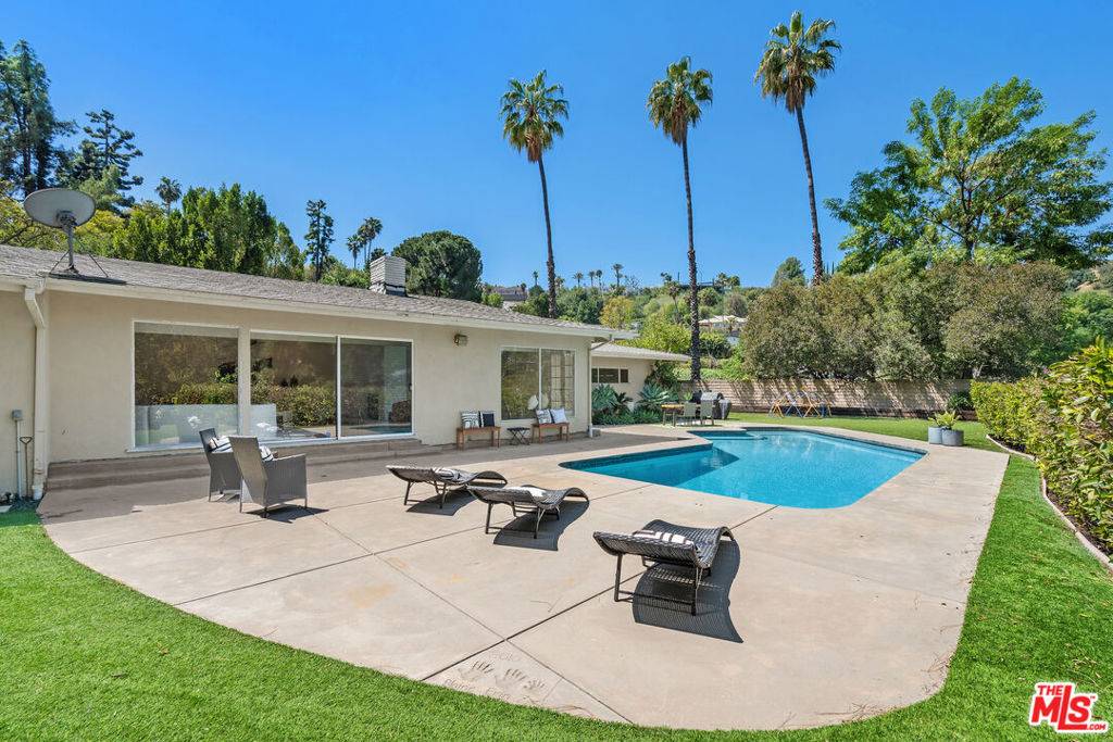 Encino, CA 91316,4450 Coronet DR