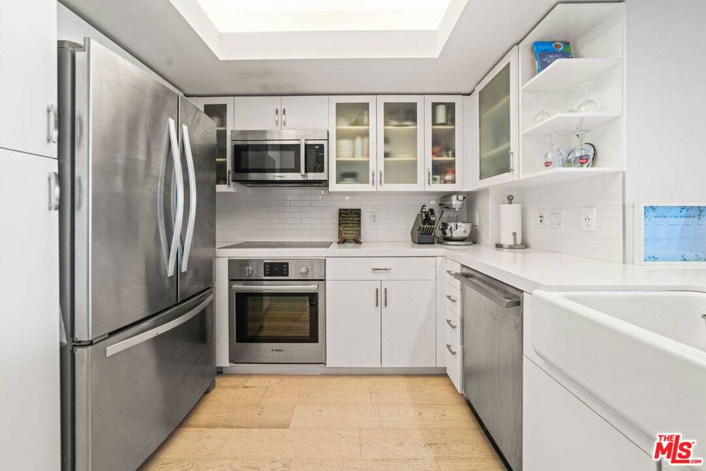 Marina Del Rey, CA 90292,13700 Marina Pointe DR #720
