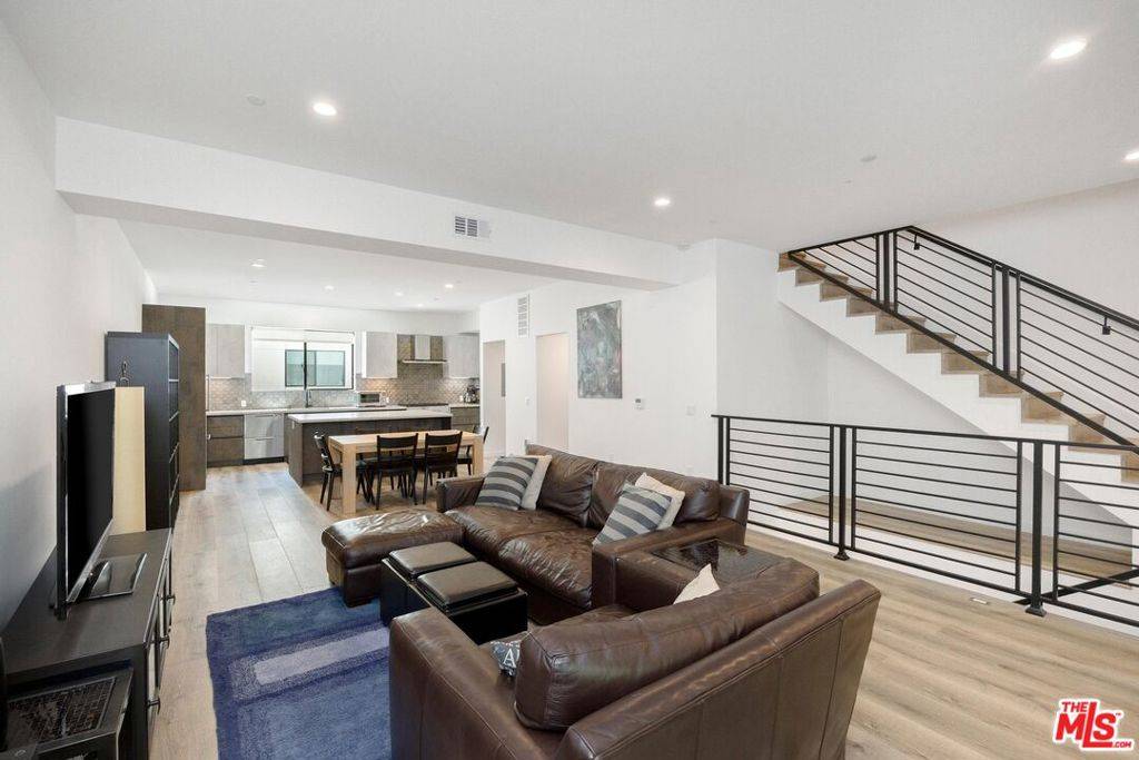 Valley Village, CA 91607,4724 N Village Court LN