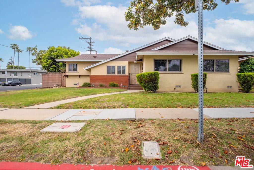 Inglewood, CA 90303,10725 S 8th AVE