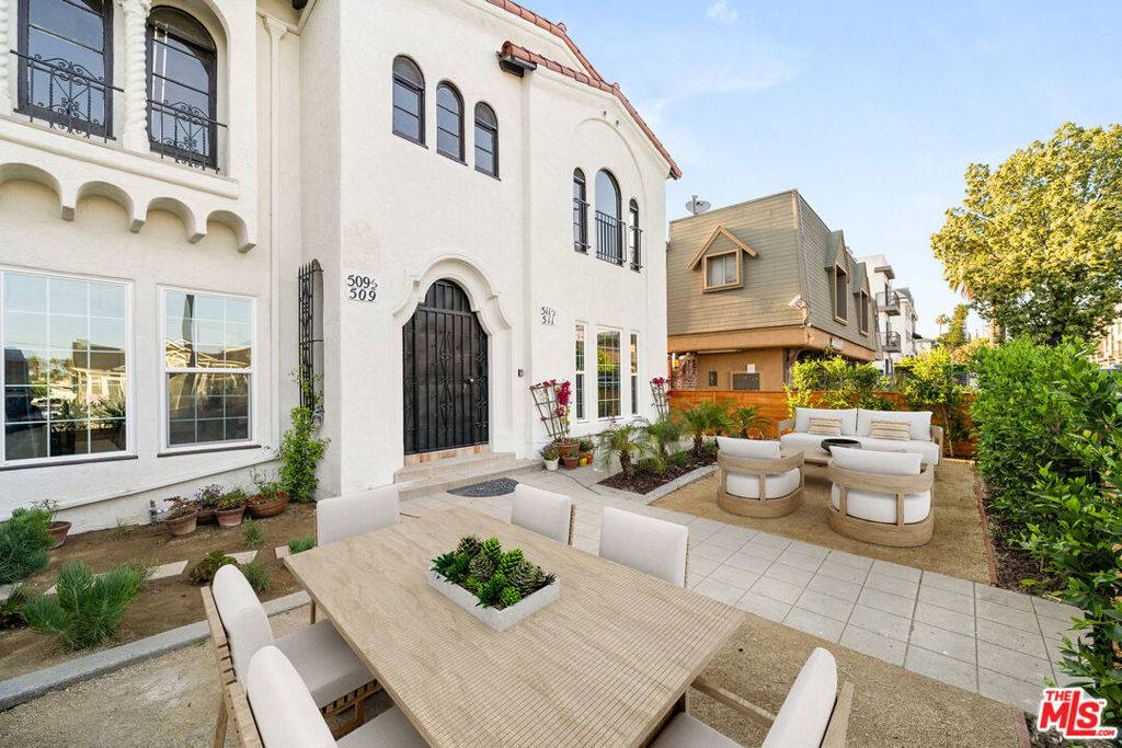 Los Angeles, CA 90004,509 1/2 N Hobart BLVD