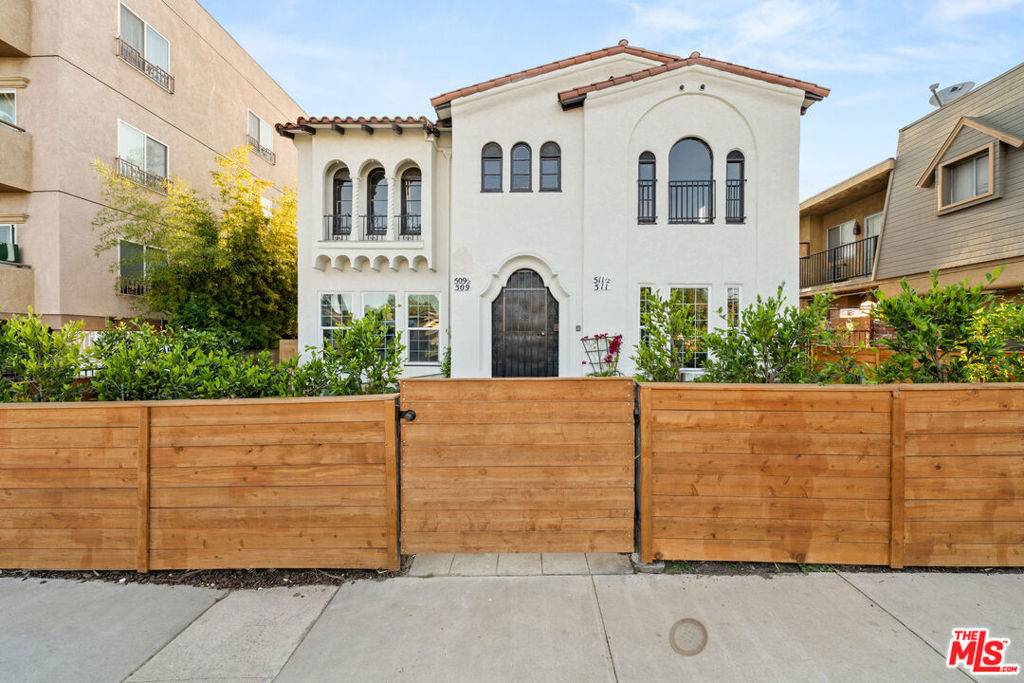 Los Angeles, CA 90004,509 1/2 N Hobart BLVD