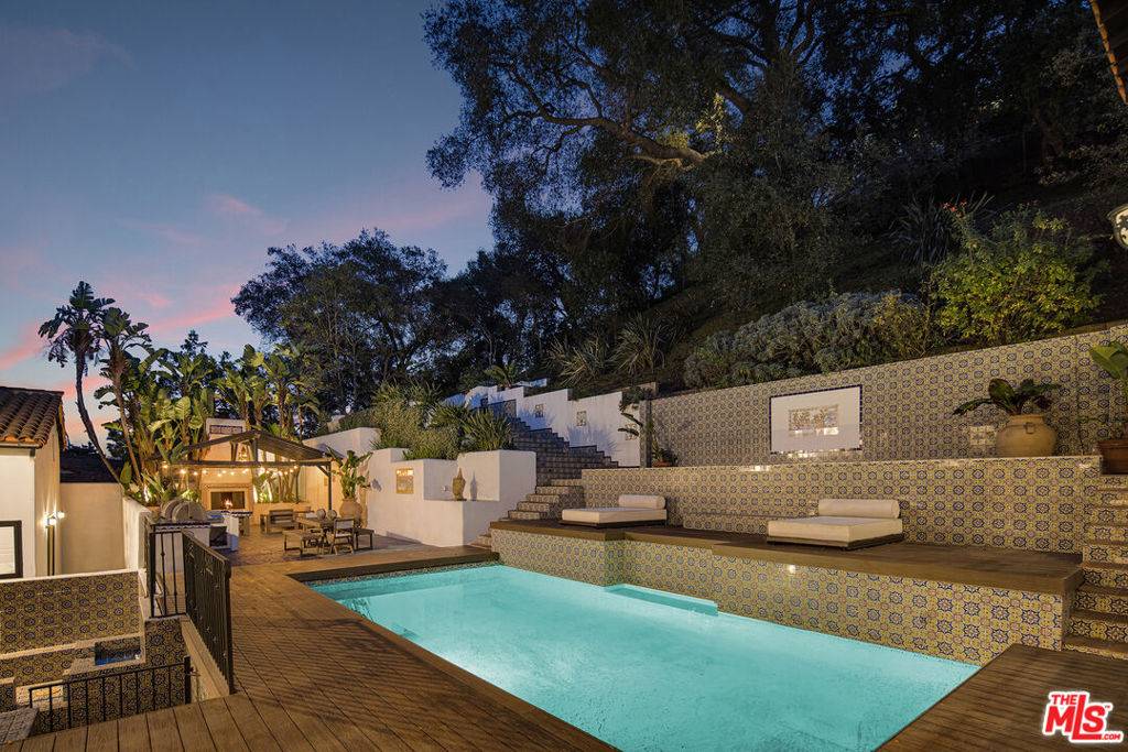 Los Angeles, CA 90068,5500 Red Oak DR