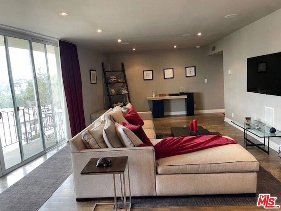Los Angeles, CA 90068,2260 N Cahuenga BLVD #502