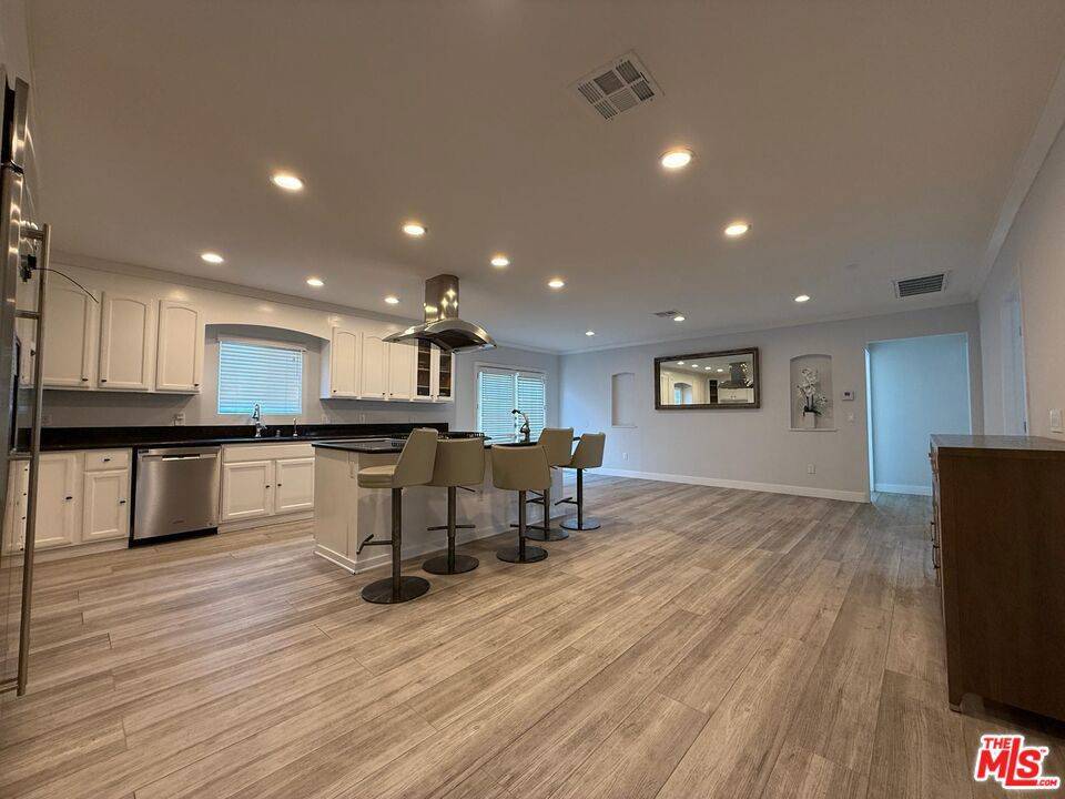 Van Nuys, CA 91401,14018 Calvert ST