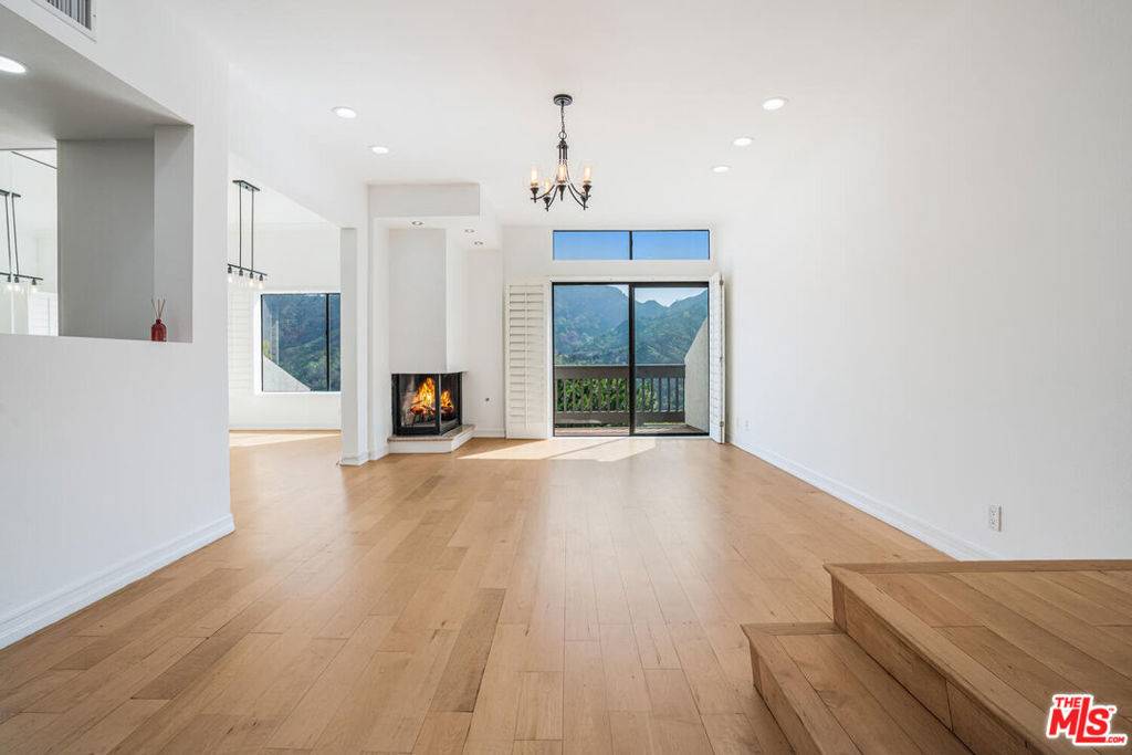 Pacific Palisades, CA 90272,1694 Michael LN