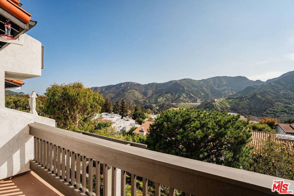 Pacific Palisades, CA 90272,1694 Michael LN