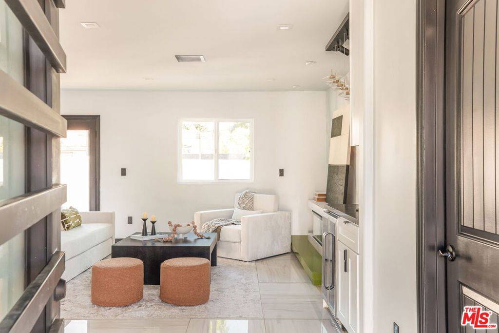 Tarzana, CA 91356,19246 Hatteras ST
