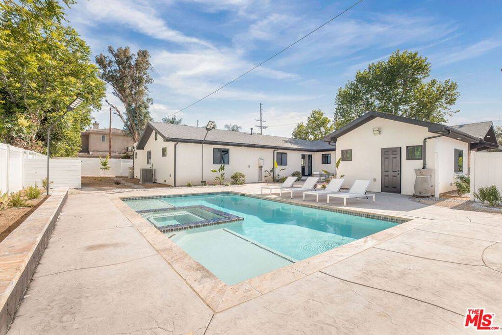 Tarzana, CA 91356,19246 Hatteras ST