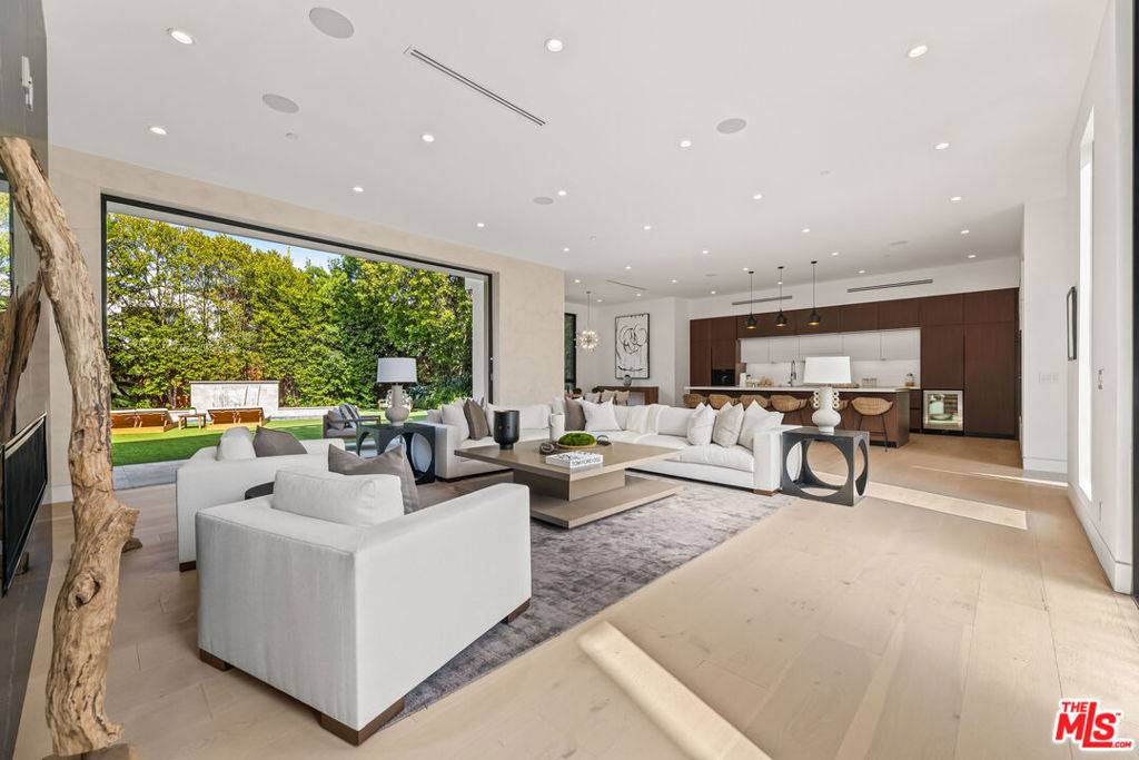 Los Angeles, CA 90049,12119 Travis ST