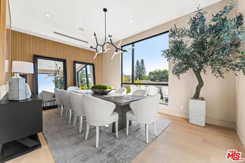 Los Angeles, CA 90049,12119 Travis ST