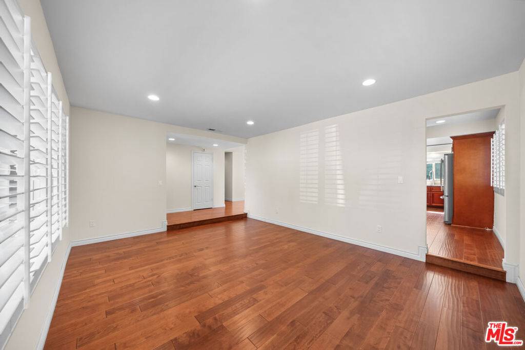 La Crescenta, CA 91214,5432 La Crescenta AVE
