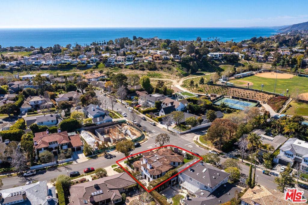 Pacific Palisades, CA 90272,700 Alma Real DR