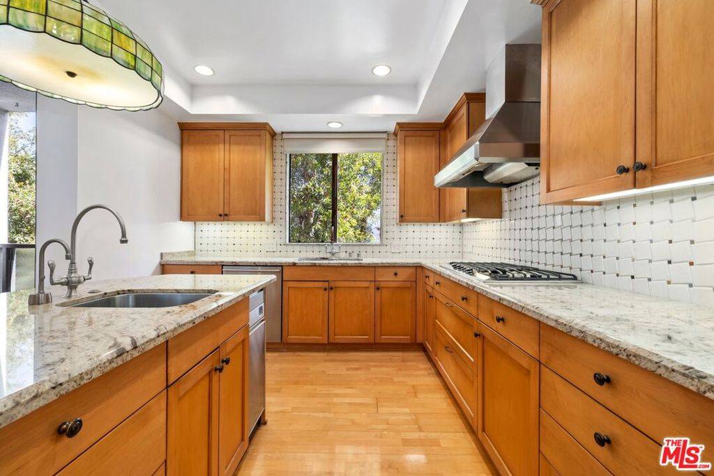 Beverly Hills, CA 90210,455 N Oakhurst DR #3