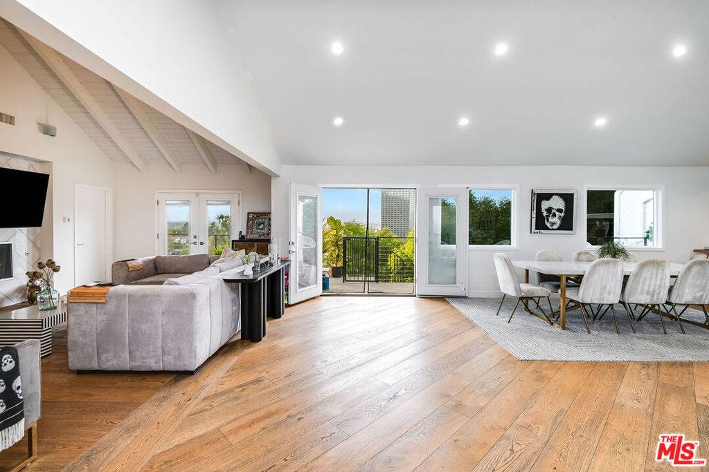 Los Angeles, CA 90068,3701 Multiview DR