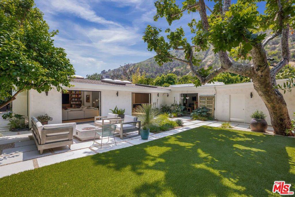 Los Angeles, CA 90049,3328 Mandeville Canyon RD