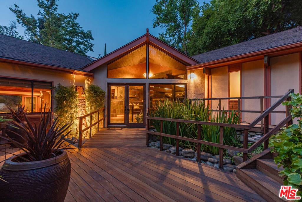 Calabasas, CA 91302,1064 Meadows End DR