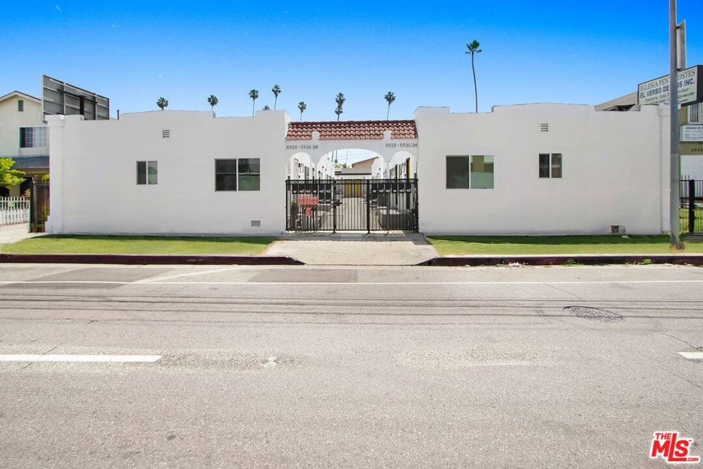 Los Angeles, CA 90044,5926 S Hoover ST