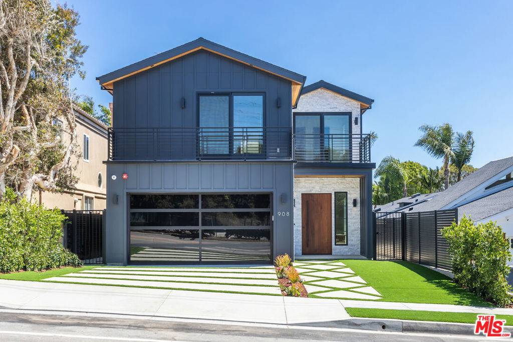 Manhattan Beach, CA 90266,908 Rosecrans AVE
