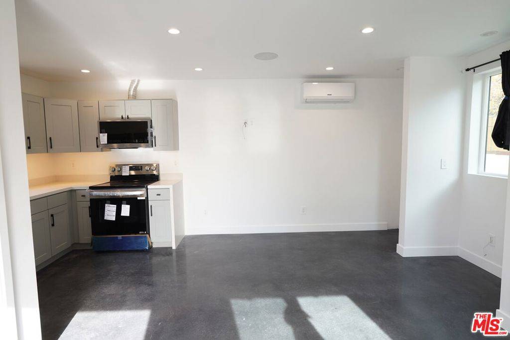 Panorama City, CA 91402,8830 Moonbeam ST