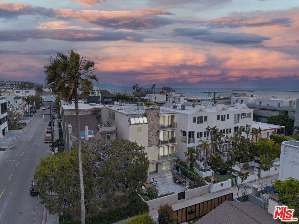 Marina Del Rey, CA 90292,24 Voyage ST #2