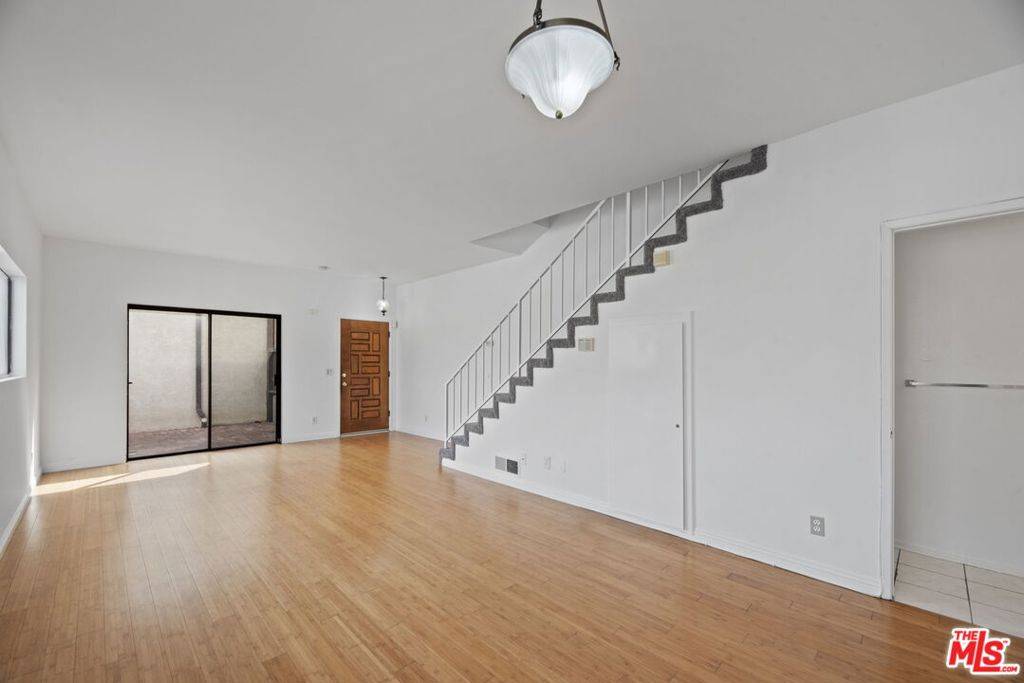 Inglewood, CA 90302,822 Victor AVE #14