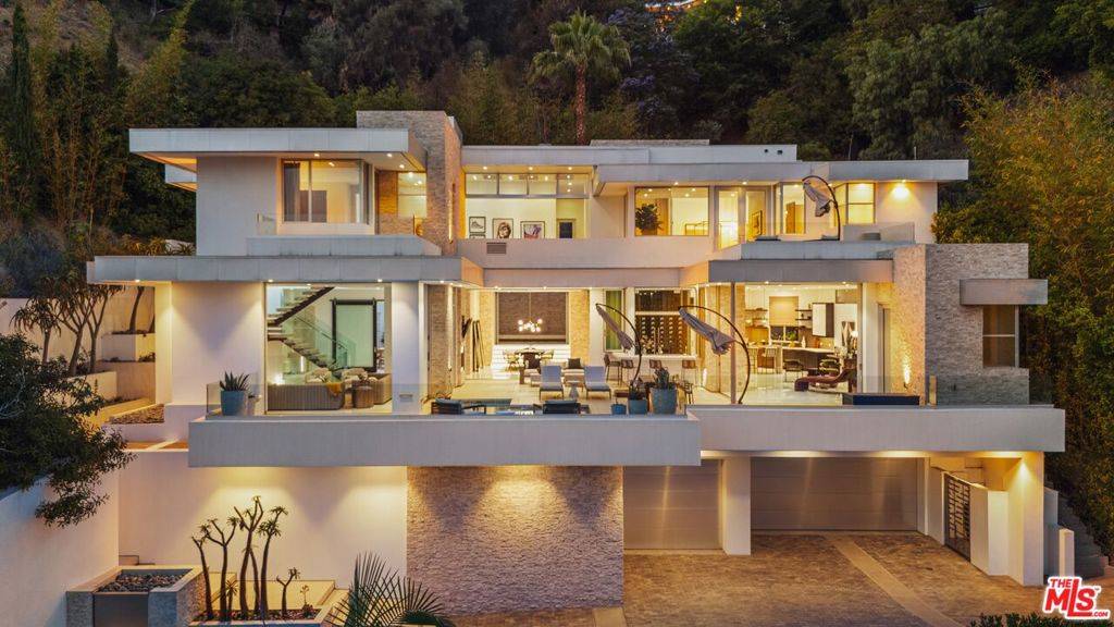 Beverly Hills, CA 90210,9311 Readcrest DR