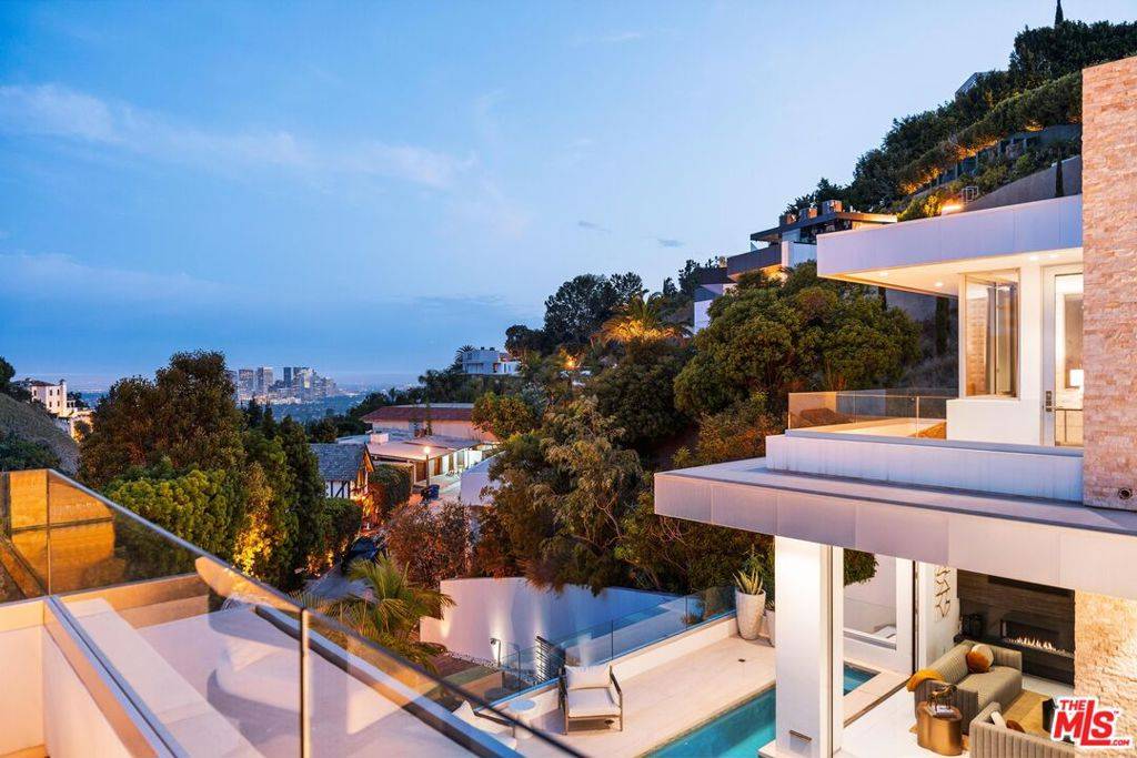 Beverly Hills, CA 90210,9311 Readcrest DR