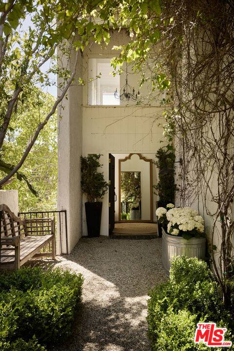 Beverly Hills, CA 90210,1583 Lindacrest DR