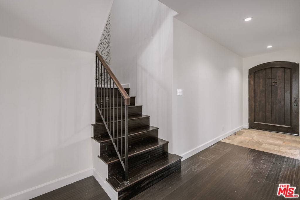 Los Angeles, CA 90034,2627 Castle Heights PL