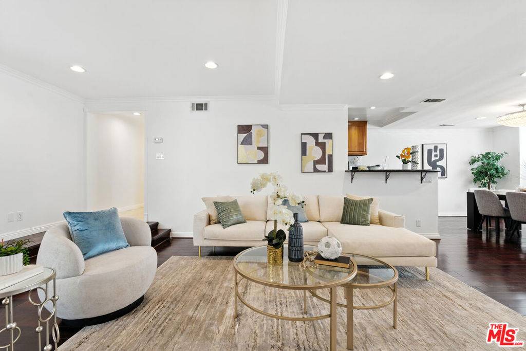 Beverly Hills, CA 90210,321 N Oakhurst DR #203