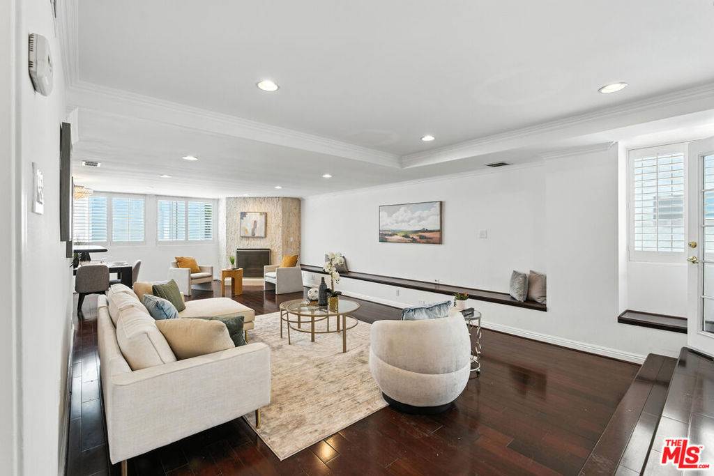 Beverly Hills, CA 90210,321 N Oakhurst DR #203