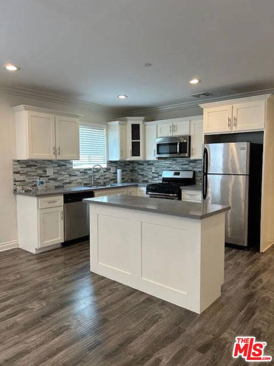 Los Angeles, CA 90026,523 N Benton WAY