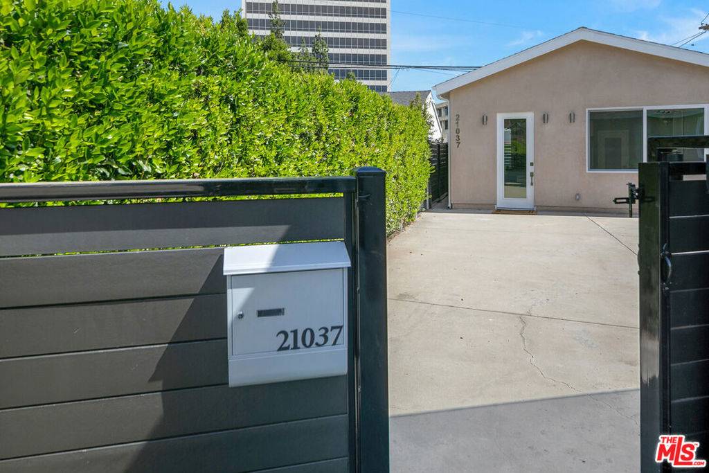 Woodland Hills, CA 91364,21037 Costanso St