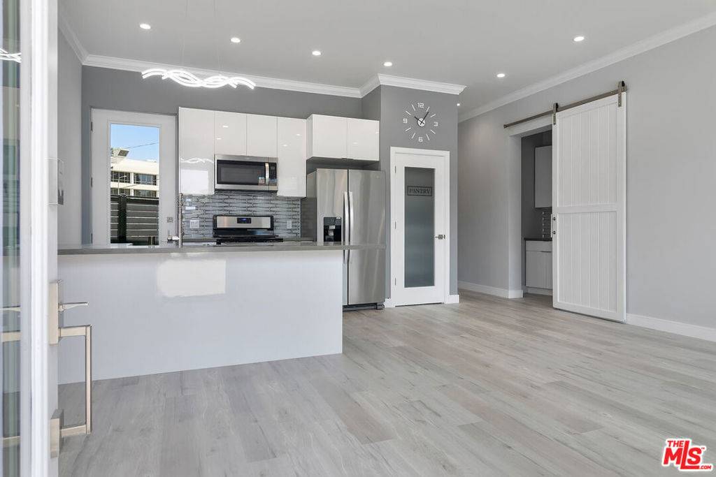 Woodland Hills, CA 91364,21037 Costanso St