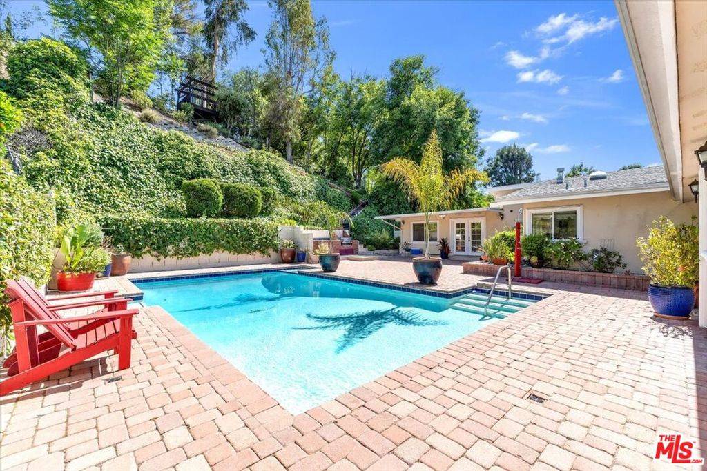 Woodland Hills, CA 91367,23264 Calvert ST