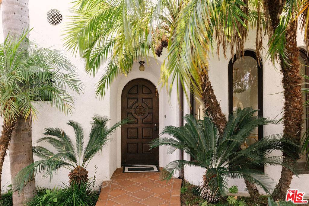 Los Angeles, CA 90068,2481 Hollyridge DR