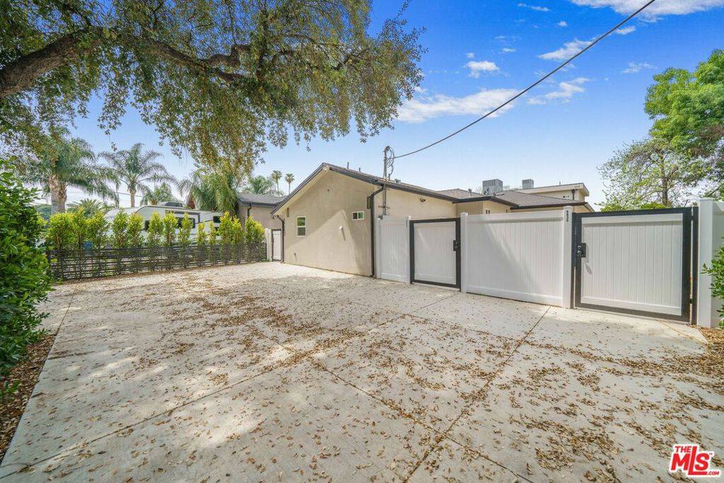 Reseda, CA 91335,6837 Yolanda AVE
