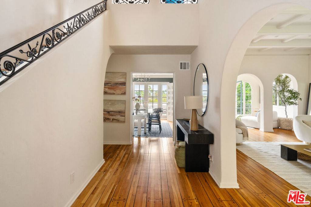 Los Angeles, CA 90027,3716 Effingham PL