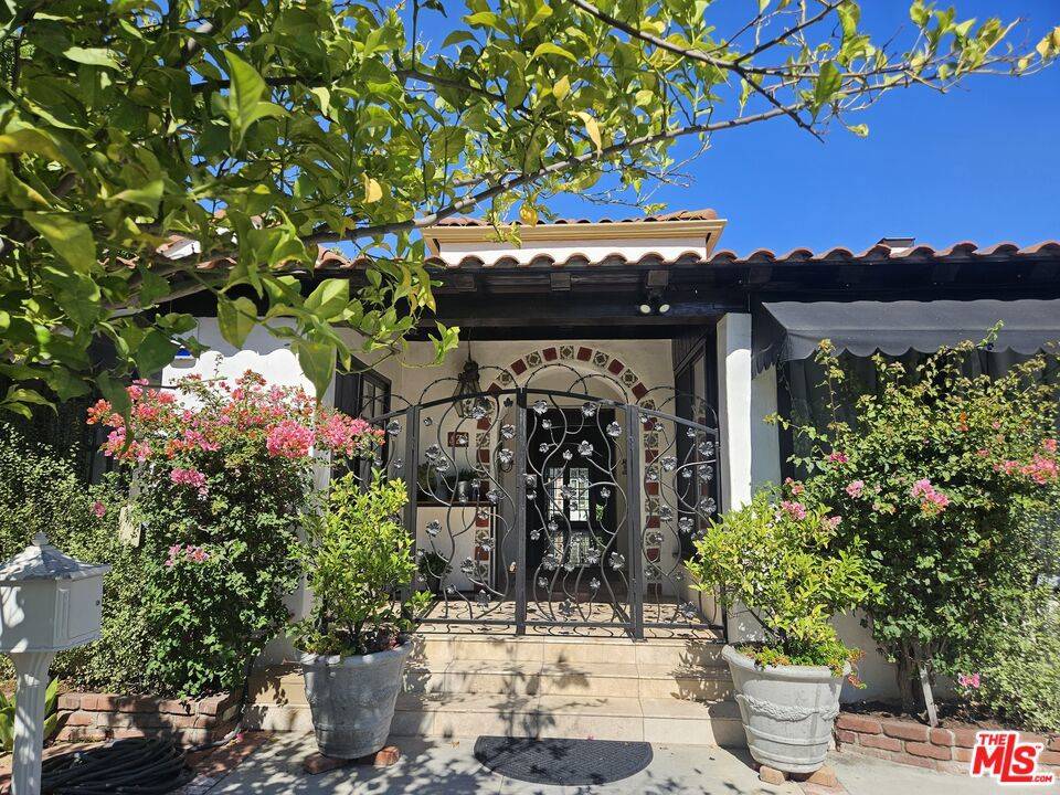 Los Angeles, CA 90004,424 N Arden BLVD