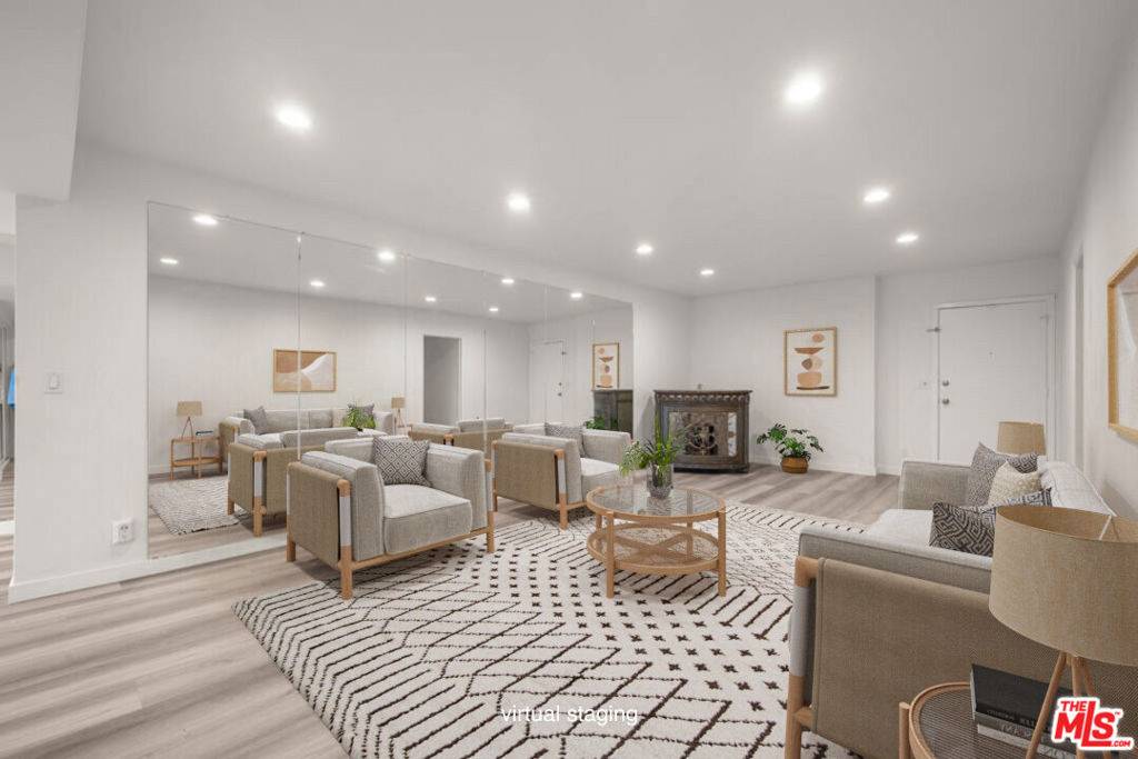Beverly Hills, CA 90212,423 S Rexford DR #202